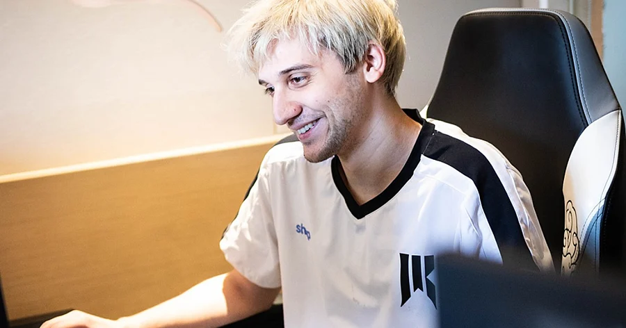 Arteezy после просьбы посоветовать вегетарианское блюдо: "Съешь мяса"