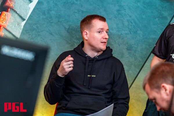 Fnatic перевела тренера casle в инактив