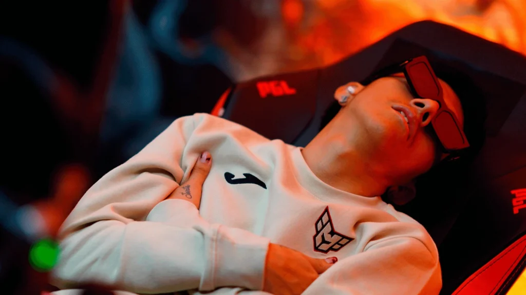 Parker пришлось сыграть на Jakiro против AVULUS - из-за лагов он не смог выбрать героя