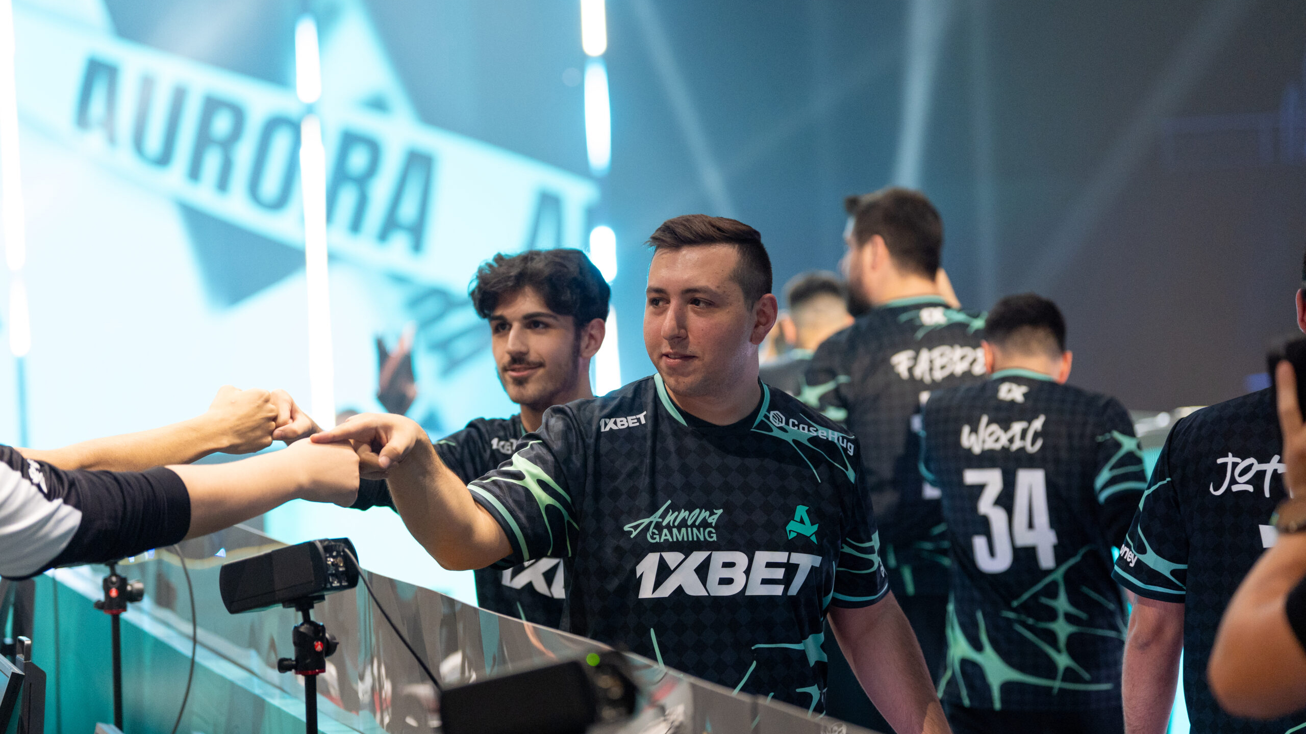 XANTARES в форме Aurora улыбается