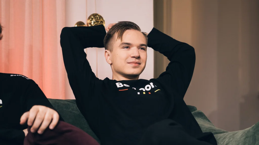 Pure защитил диплом бакалавра по специальности "Менеджмент игровой индустрии и киберспорта"