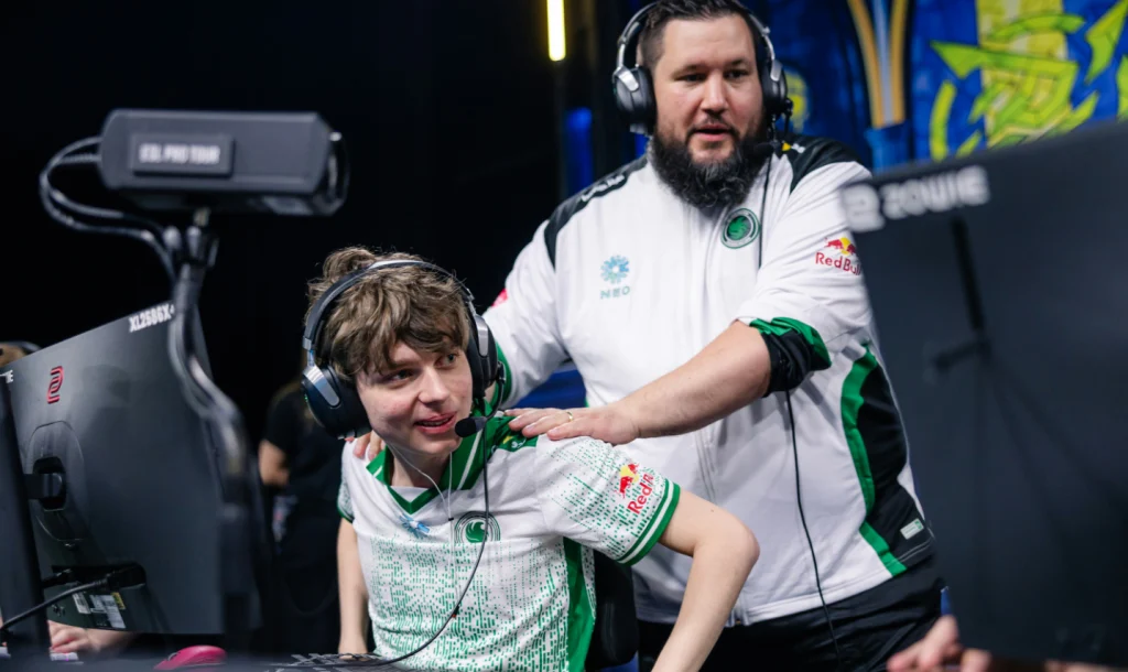 Kyousuke в форме Falcons улыбается, zonic держит его за плечи