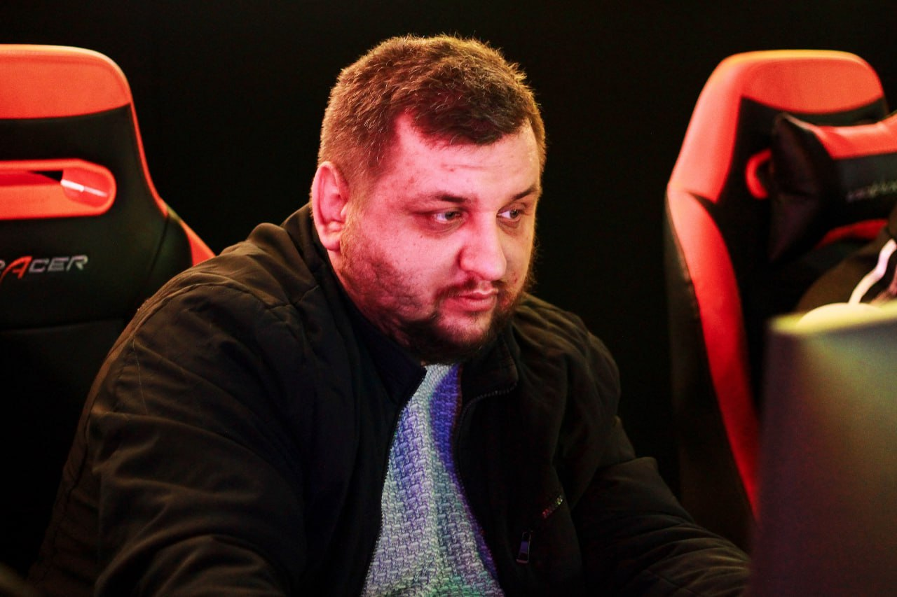 Dstr смотрит в монитор