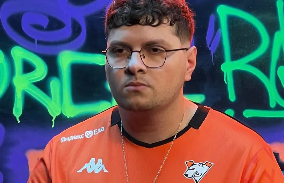 Perfecto в очках и форме Virtus.pro смотрит вперед