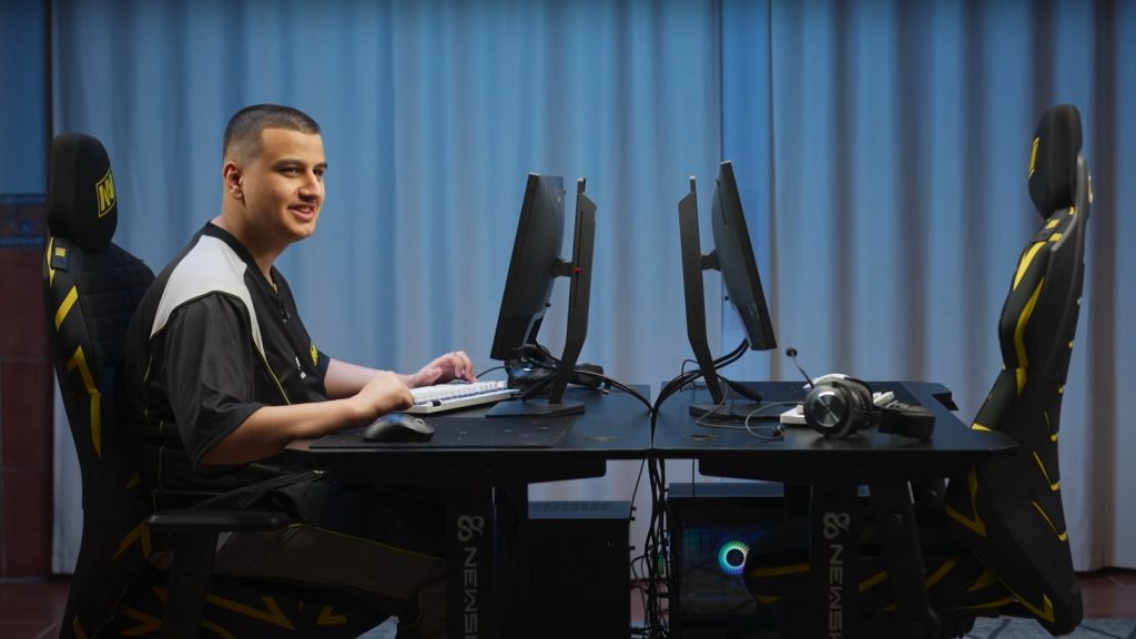 makazzee из команды navi за компьютером
