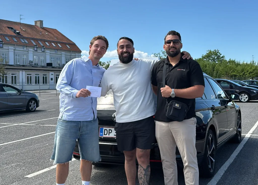 Device и Staehr получили водительские права