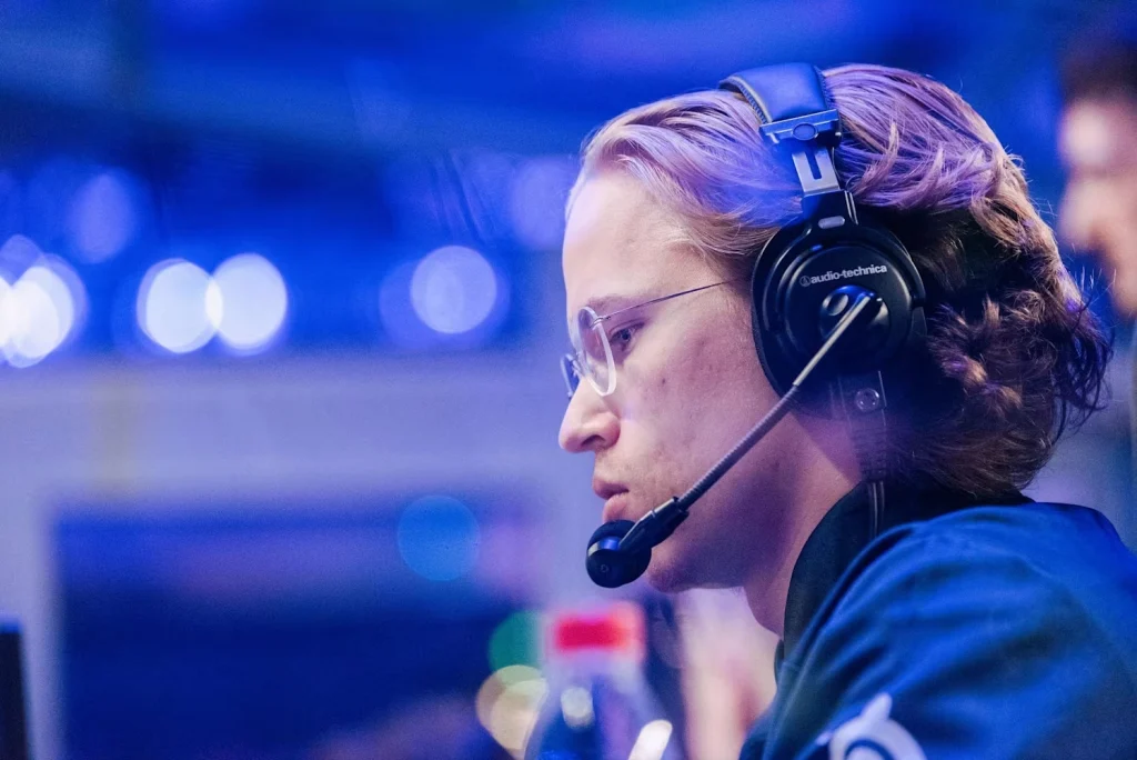 Topson вернулся из армии и запустил первый стрим по Dota 2 с 2023 года