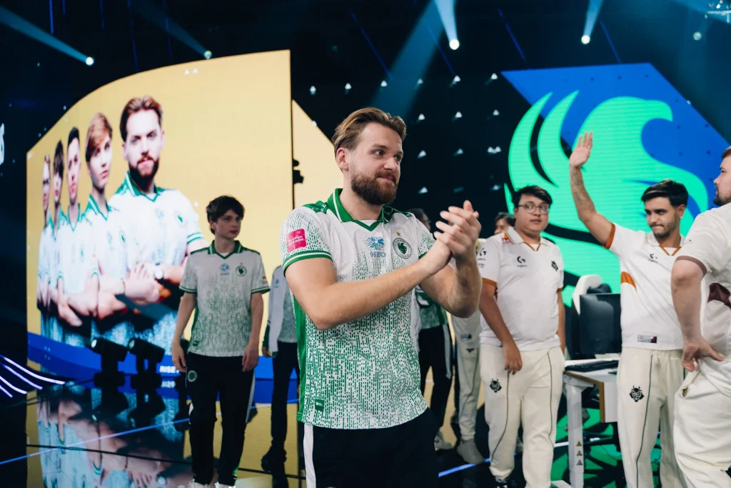 Kyousuke уходил из Spirit из-за конфликта позиций с Donk. Но в Falcons у него пересечения с Niko