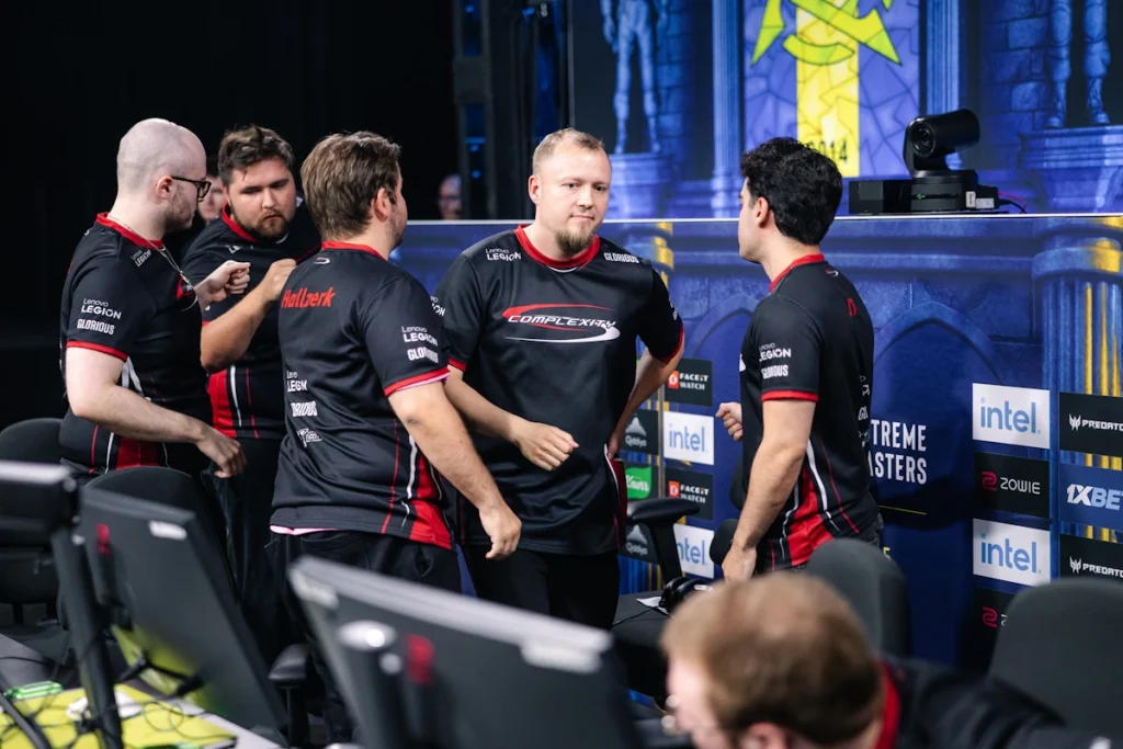 Игроки Complexity и mithR