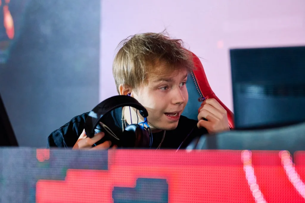 Fonbet Media Eleague 8. Команды Recrent и Rostikfacekid вышли в полуфиналы