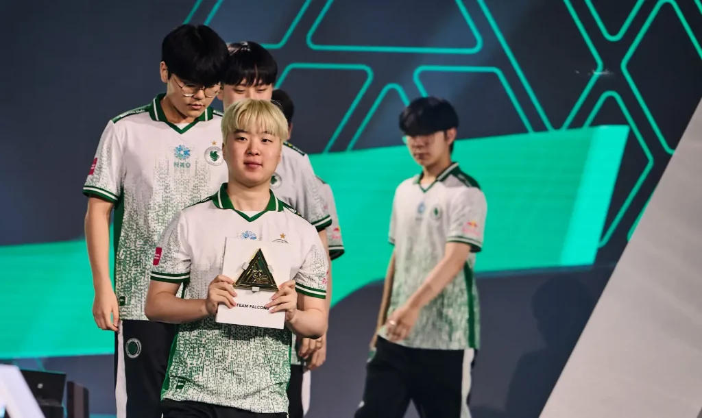 Южнокорейский состав Falcons выиграл турнир по Overwatch 2 на EWC