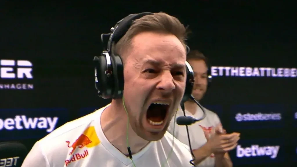 Cadian кричит в форме HEROIC