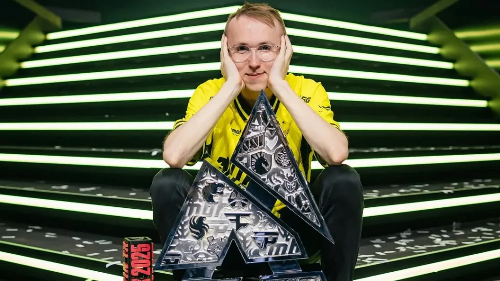 Ropz сидит в форме Vitality и кубком BLAST