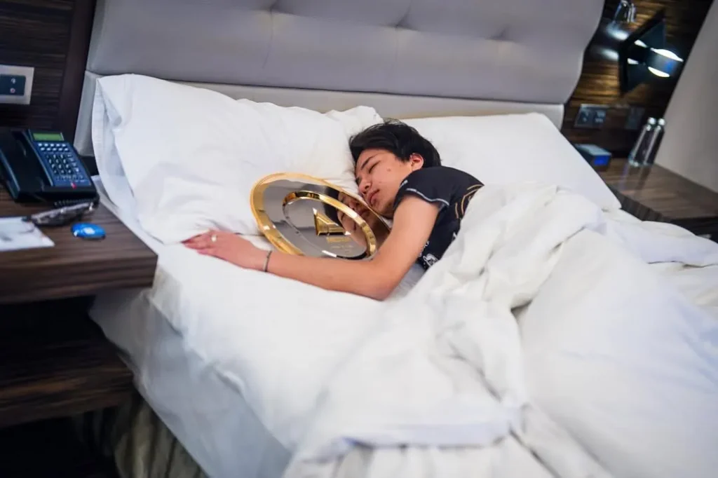 Techno повторил фото NiKo, s1mple и Месси с трофеем в постели после победы на EWC