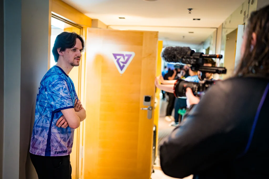 Crystallis поплыл на Инте. Его добила замена Whitemon на Tobi