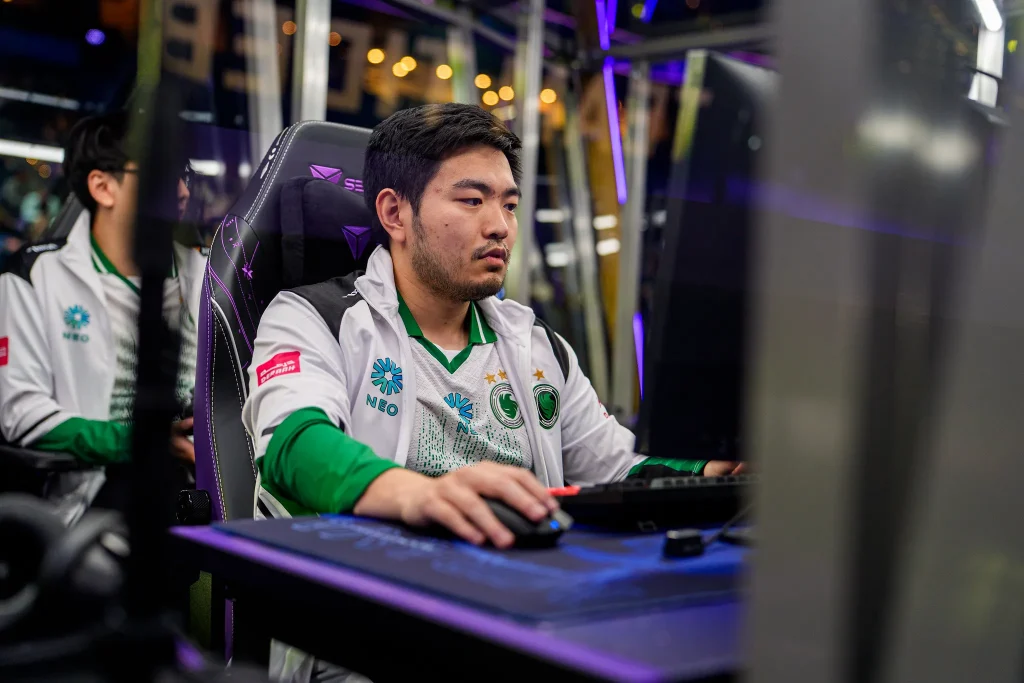 Falcons смотрели реплей первой карты с BetBoom Team в перерыве между второй (DotaNews)