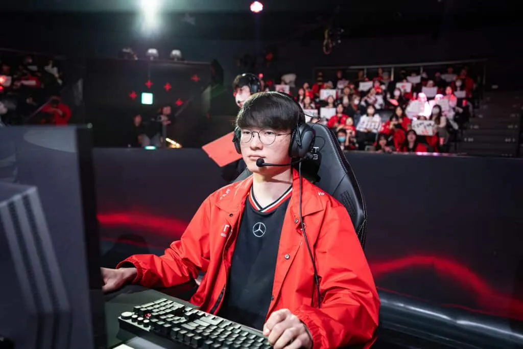 T1 с Faker сыграет против Invictus Gaming за вылет в первом матче Worlds 2025