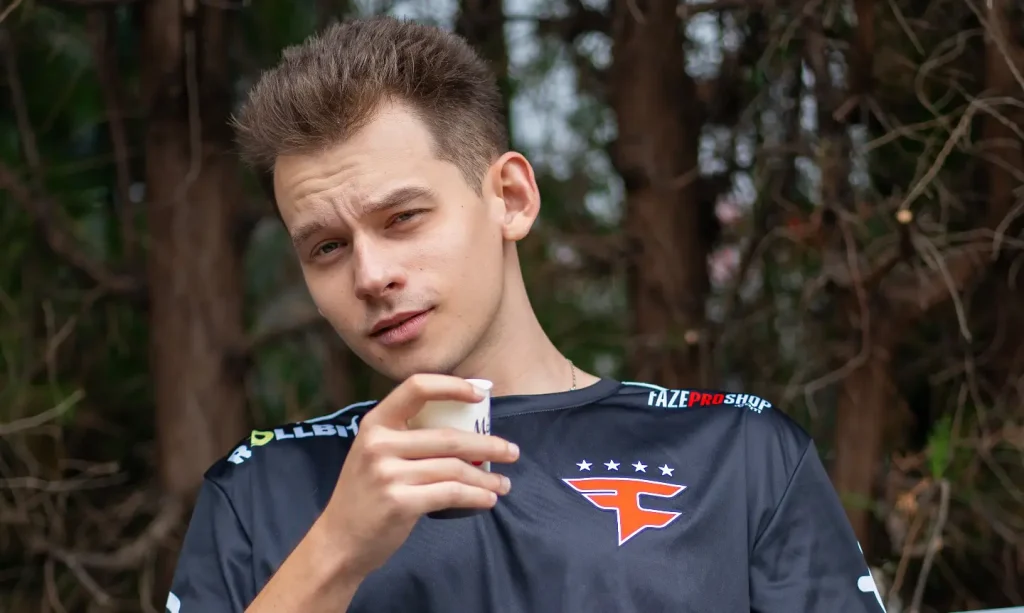 B1ad3 подписался на frozen в инстаграме. По словам KRL, NAVI ведут переговоры о трансфере словака