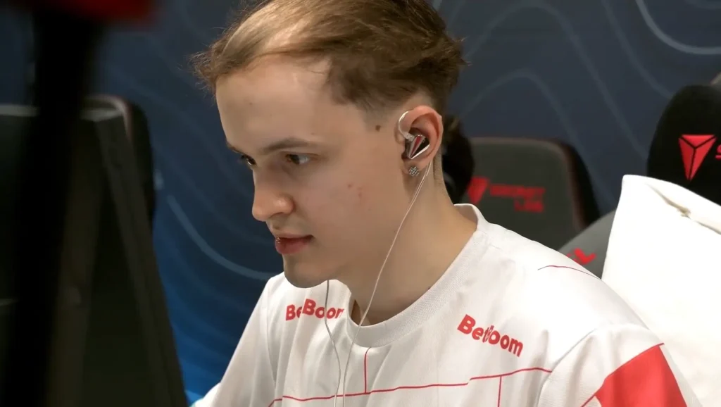 ArtFr0st впервые играет без кепки - вероятно, из-за правил PGL ArtFr0st впервые играет без кепки - вероятно, из-за правил PGL