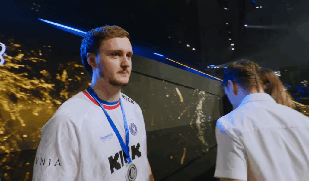 Mezii снял медаль за 2-е место на IEM Chengdu сразу после награждения