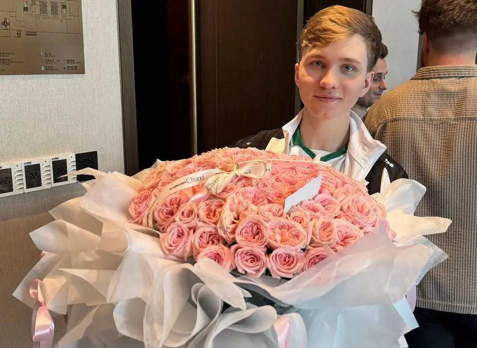 M0nesy с цветами