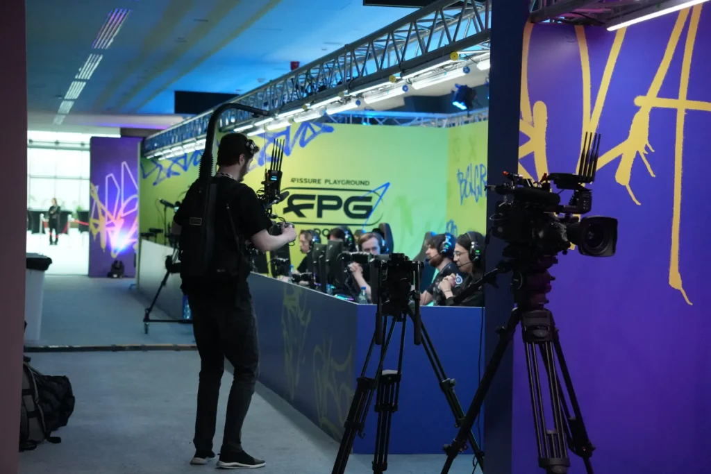 FISSURE трещит по швам. Уволили 80% сотрудников, едут в Москву без турниров