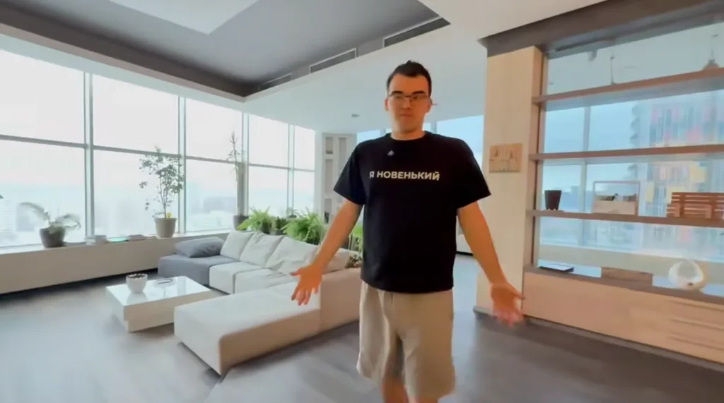 Жена Травомана подарила ему 3-этажную квартиру с сауной и террасой