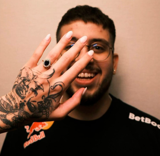 KSCERATO сделал предложение своей девушке Луизе