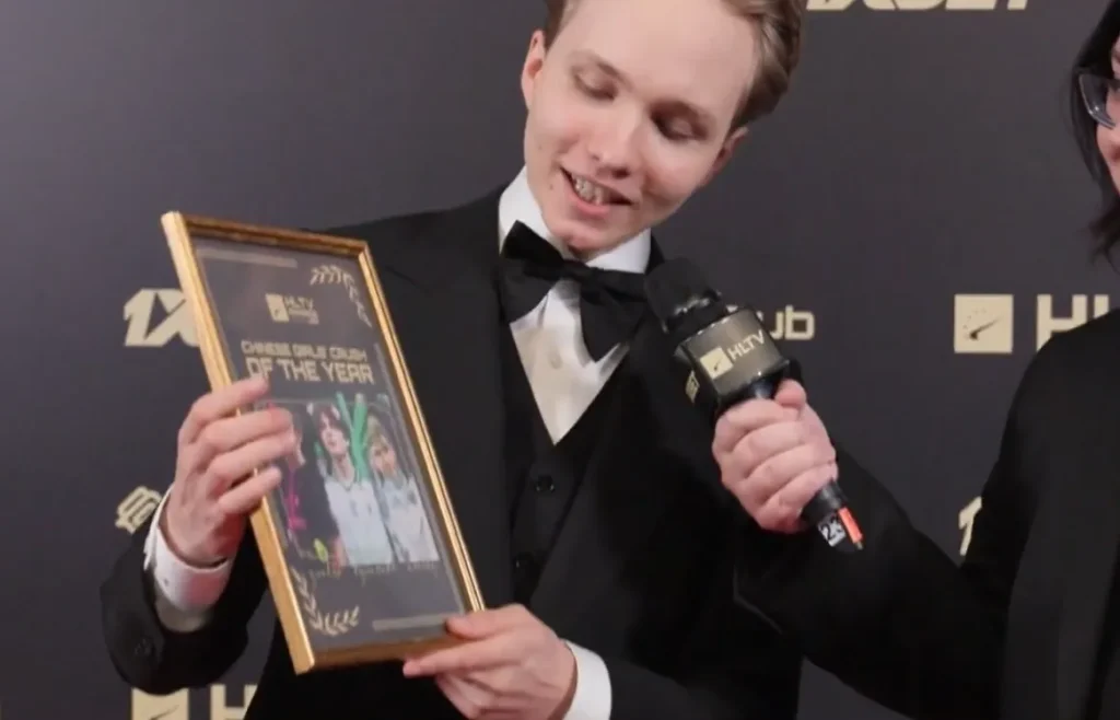 M0NESY в костюме