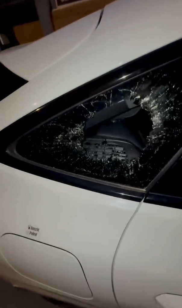 Zeus разбили и ограбили машину в Барселоне