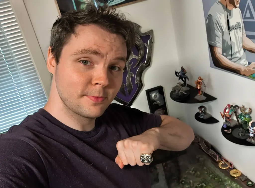 AdmiralBulldog выставил чемпионский перстень TI3 на аукцион. Начальная ставка - $70 тысяч