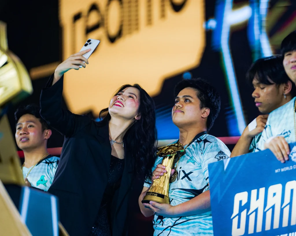 Light из Aurora с наградой MVP на M7