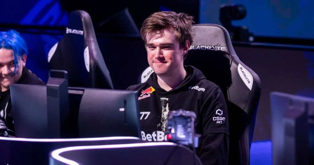 Fonbet Media Eleague. Травоман с Rodjer против Rostikfacekid с Miposhka в финале лузеров