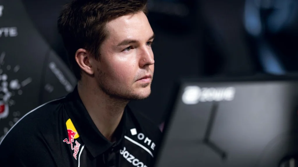 Device стал игроком 100 Thieves