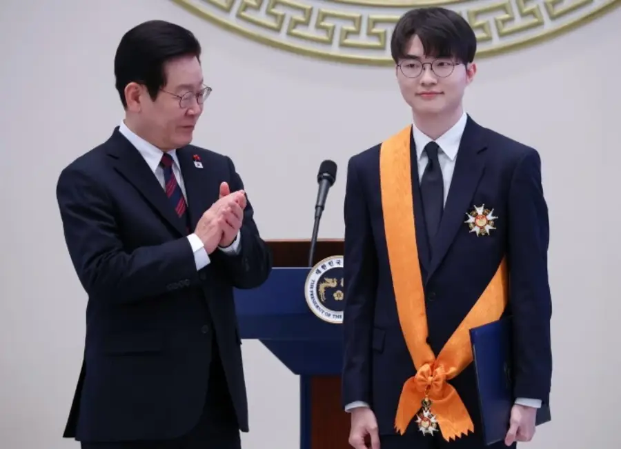 Faker с президентом Кореи