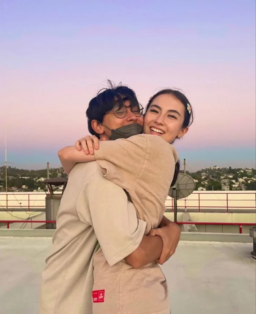 Киберспортсмен и стримерша расстались после шести лет и помолвки. Он помог ей пережить рак