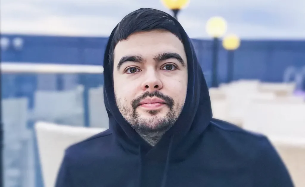 Что мы знаем про Стрея? Сбрил усы за донат, бустил аккаунты, купил Porsche 911