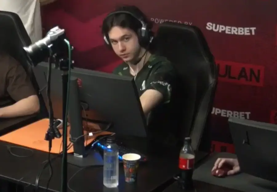 Игрок Nexus смачивает коврик водой перед каждой картой