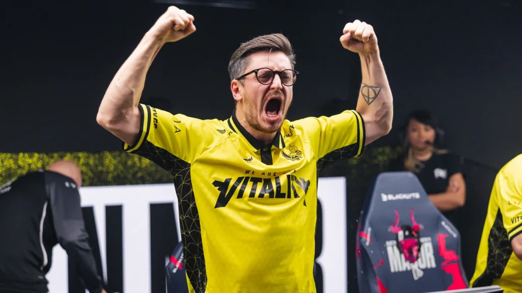 Evelone подарил apEX нож и перчатки на день рождения