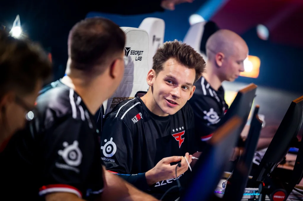 Frozen продлил контракт с FaZe (OverDrive)