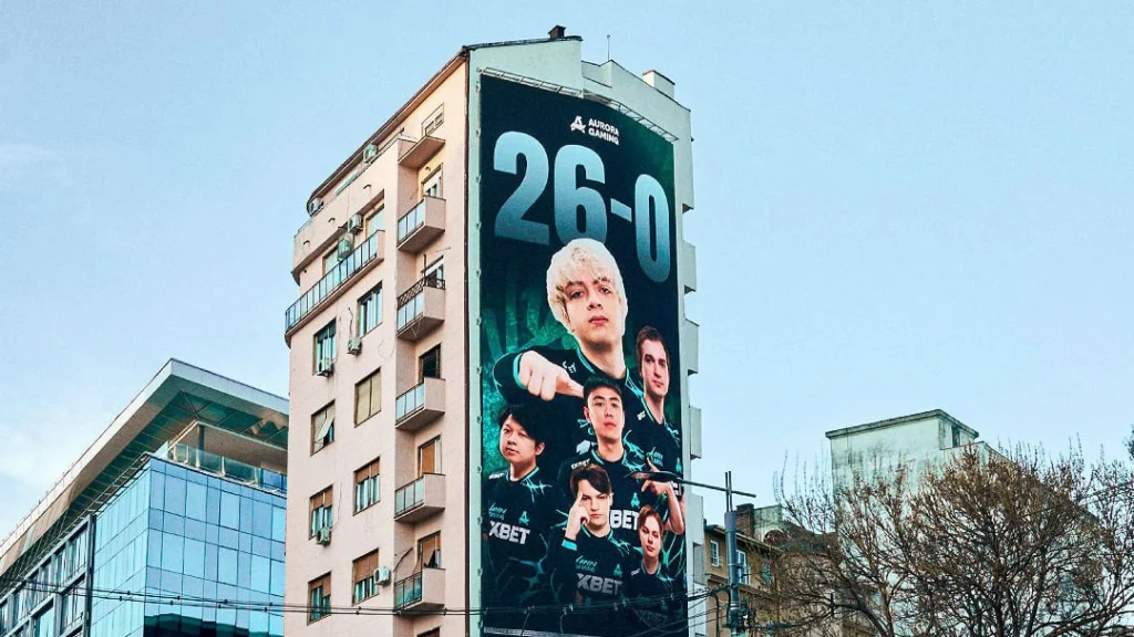 Баннер в честь рекордной победной серии Aurora 26-0 появился в центре Белграда